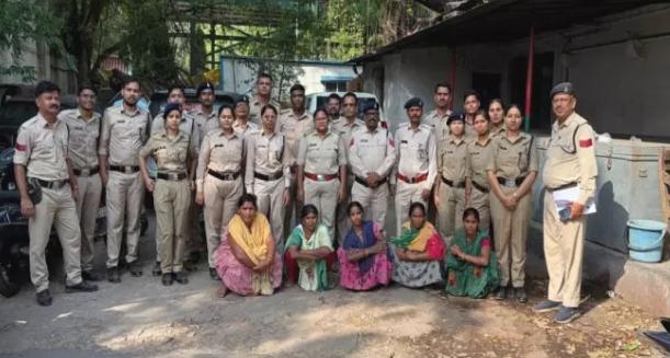 Bilaspur: सुशासन तिहार की शिकायत पर बड़ी कार्रवाई, बिलासपुर में 57 लीटर महुआ शराब जब्त