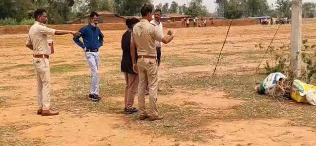 बिजली खंभे के पास दो बोरों में मिला युवक का शव, हत्या की आशंका से इलाके में सनसनी