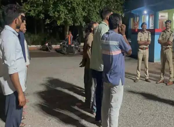 Kabirdham: कबीरधाम में कानून व्यवस्था सख्त, एसपी ने किया औचक रात्रिकालीन निरीक्षण, कई स्थानों पर कार्रवाई