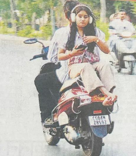 Raipur: एक्टिवा पर बच्ची को उल्टा बैठाकर ले जाना पड़ा महंगा, रायपुर में कटा 3 हजार रुपये का चालान