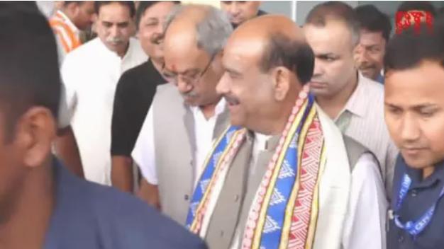 Chhattisgarh: रायपुर पहुंचे लोकसभा अध्यक्ष ओम बिरला, सांसद बृजमोहन अग्रवाल ने किया स्वागत