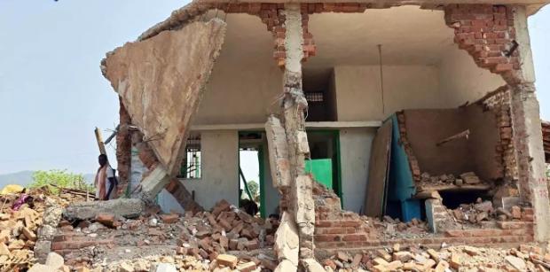 Chhattisgarh: लोरमी में वन विभाग की बड़ी कार्रवाई से हंगामा, 40–45 मकान ध्वस्त