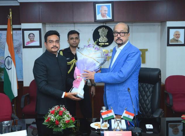 Chhattisgarh: राज्य वन सेवा के प्रशिक्षु अधिकारियों ने राज्यपाल से की मुलाकात, पर्यावरण संरक्षण पर दिया जोर