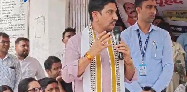 Bilaspur: तखतपुर में विकास कार्यों में देरी पर भड़के केंद्रीय राज्यमंत्री तोखन साहू, सीएमओ को मंच से लगाई फटकार