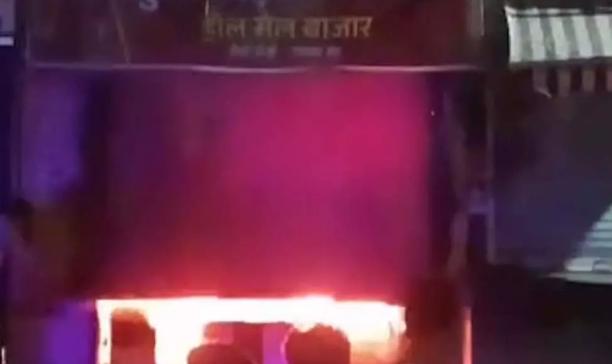 Kawardha के मुख्य बाजार में भीषण आग, तीन मंजिला कपड़ा दुकान जलकर खाक