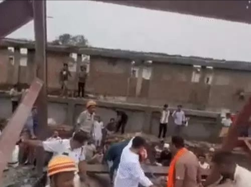 “कोलकाता में निर्माणाधीन गोदाम ढहा, 5 मजदूरों की मौत, 50-55 लोगों के मलबे में दबे होने की आशंका, सेना भी बचाव कार्य में जुटी”