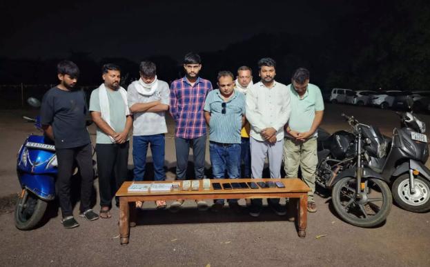 Durg में जुआ अड्डे पर पुलिस की बड़ी कार्रवाई, 8 जुआरी गिरफ्तार