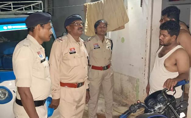देर रात तक बेवजह घूमने वालों पर पुलिस सख्त, कॉम्बिंग गश्त में 3 वारंट तामील, 25 गुंडा बदमाशों पर कार्रवाई