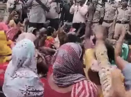 “उजड़े आशियानों का गुस्सा पहुंचा कलेक्ट्रेट, आखिर क्यों फूटा ग्रामीणों का आक्रोश”