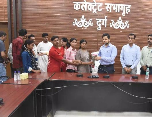 कोविड-19 में अनाथ हुए बच्चों से कलेक्टर अभिजीत सिंह ने किया संवाद