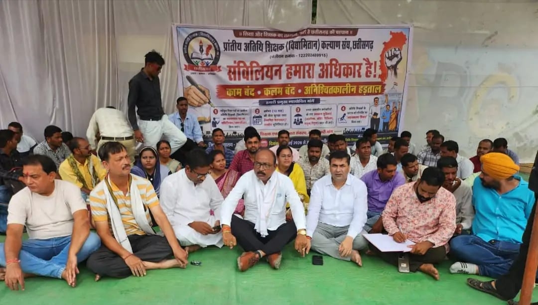 “20 हजार में कैसे चलेगा परिवार, अब शिक्षकों ने छेड़ी आर-पार की लड़ाई”