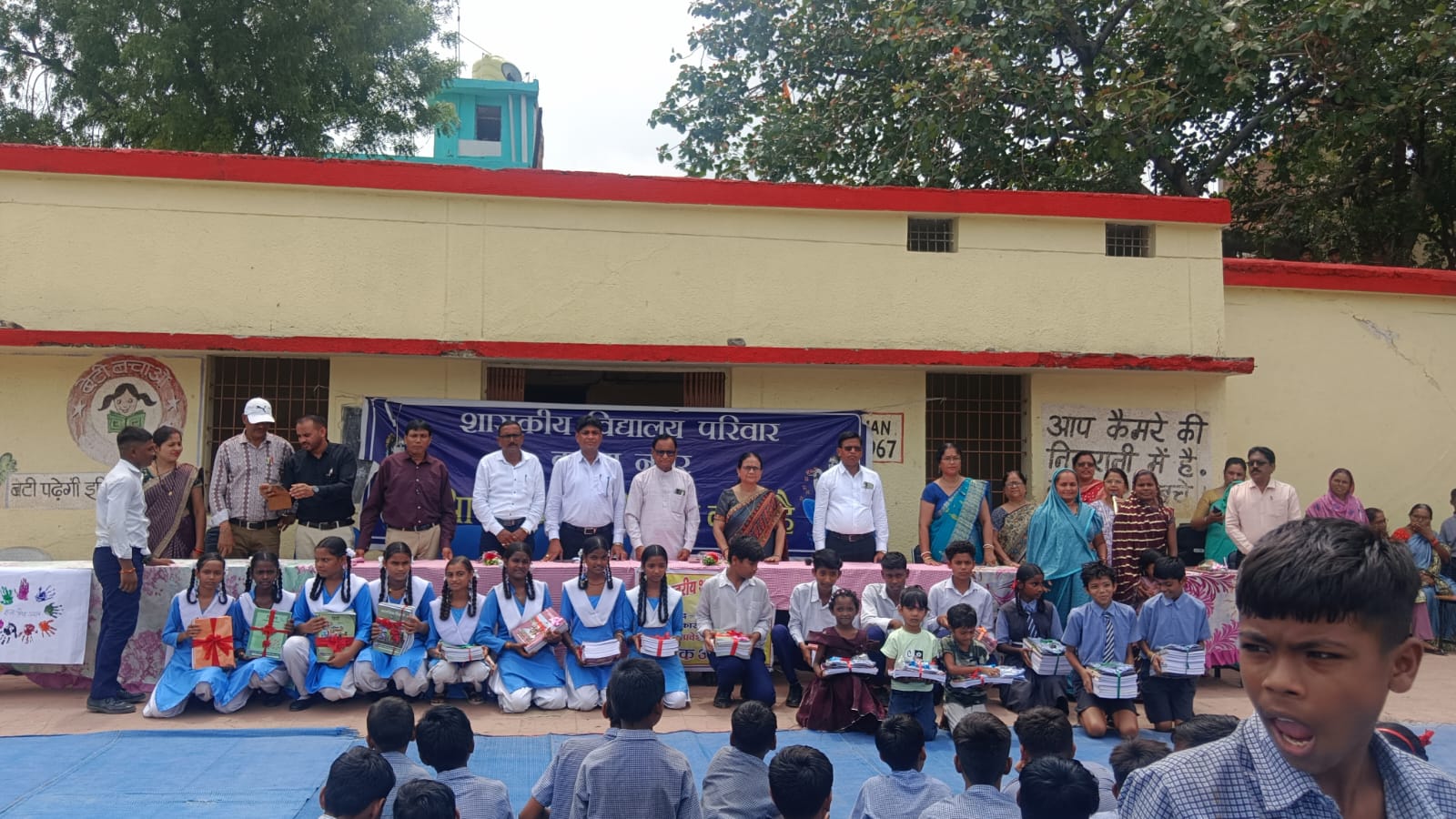 “कृष्णा नगर स्कूल में प्रवेशोत्सव की धूम, तिलक लगाकर हुआ नए विद्यार्थियों का स्वागत”
