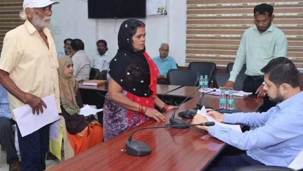 दुर्ग कलेक्टर ने जनदर्शन में सुनी लोगों की समस्याएं, अधिकारियों को त्वरित निराकरण के दिए निर्देश