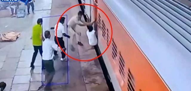 आरपीएफ जवान की बहादुरी से टला बड़ा हादसा, चलती ट्रेन से गिर रहे यात्री की बचाई जान
