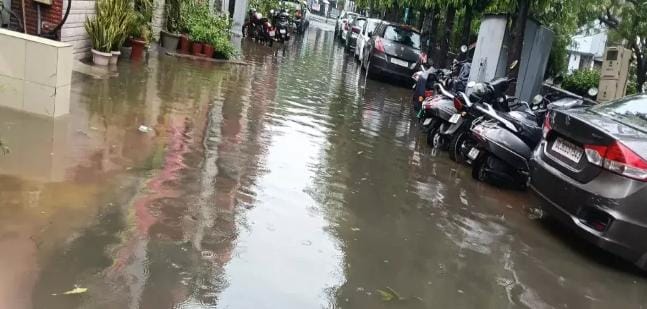नोएडा में बारिश का कहर, 153 मिमी वर्षा से थमी शहर की रफ्तार