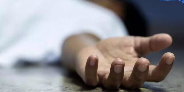 चलती एक्सप्रेस ट्रेन पकड़ने की कोशिश पड़ी भारी, इंश्योरेंस कंपनी के क्षेत्रीय प्रबंधक की दर्दनाक मौत