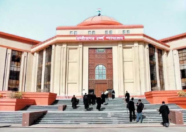 बिलासपुर हाईकोर्ट का बड़ा फैसला: जिंदा कर्मचारी को सरकारी रिकॉर्ड में मृत बताकर हटाया, कोर्ट ने कमिश्नर का आदेश किया निरस्त