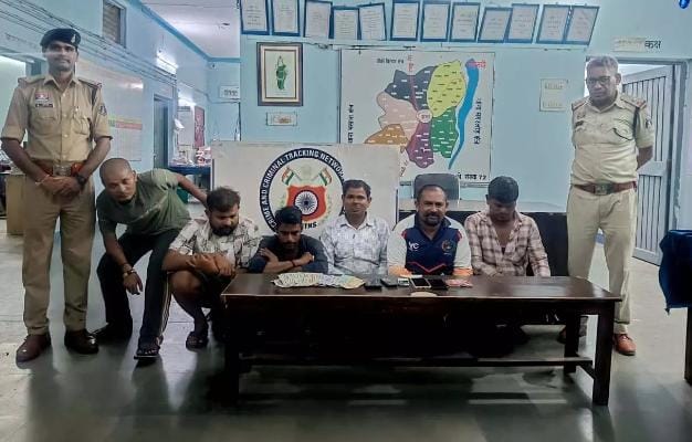 धमतरी में जुए के अड्डे पर पुलिस की दबिश, 6 जुआरी गिरफ्तार; 29 हजार रुपये से अधिक का सामान जब्त