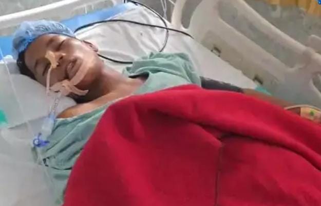 थूक साफ करने के विवाद में खूनी खेल, पिता-पुत्र ने छात्र पर चाकू से किया जानलेवा हमला