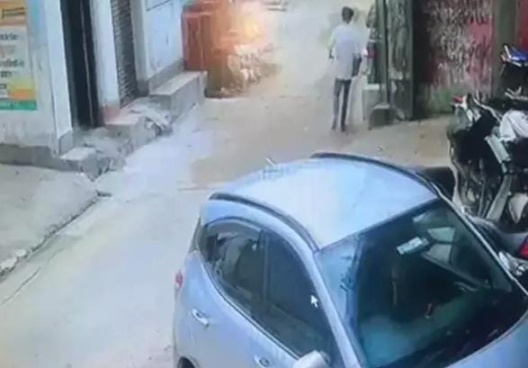 सूरजपुर में दिनदहाड़े गैस सिलेंडर चोरी, बाइक सवार युवकों की करतूत CCTV में कैद