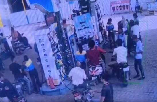 पेट्रोल पंप पर छात्रों से मारपीट, स्कूल ड्रेस पहने नाबालिगों ने साथी के साथ किया हमला