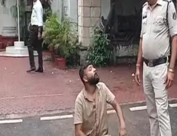 रायगढ़ में SP ऑफिस के सामने नामी बदमाश का हंगामा, पुलिस ने किया गिरफ्तार; पैदल मार्च कराकर कोर्ट में पेश