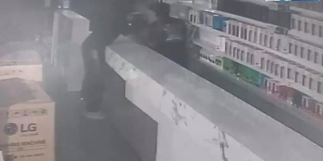 वडोदरा में मोबाइल शोरूम में बड़ी चोरी, 10-15 मिनट में 50 लाख से ज्यादा के 77 फोन पार