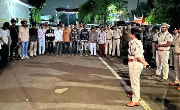 रायपुर में पुलिस का विशेष अभियान, उत्तर जोन में पैदल मार्च; 80 लोगों पर वैधानिक कार्रवाई