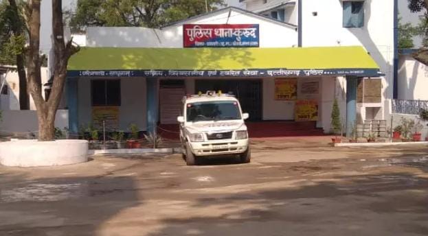 धमतरी में कार सवार नकाबपोश बदमाशों ने युवक को पीटा, नगदी-मोबाइल और स्कूटी लूटी