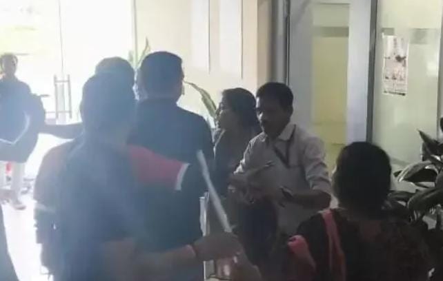 जुड़वा बच्चों में से एक नवजात की मौत, अस्पताल में जमकर हंगामा