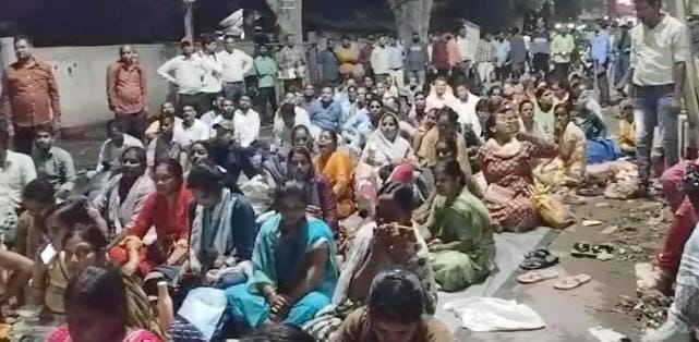 संविलियन और समान वेतन की मांग पर विद्या मितान शिक्षकों का प्रदर्शन