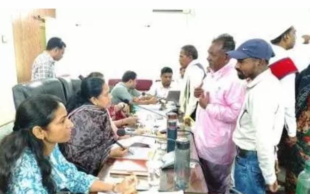 जनदर्शन में गूंजीं आमजन की समस्याएं, कलेक्टर ने अधिकारियों को दिए त्वरित निराकरण के निर्देश