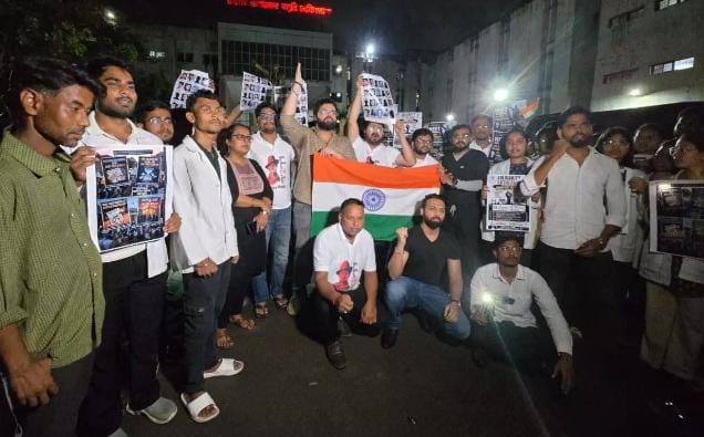 NEET 2026 पेपर लीक के विरोध में जूनियर डॉक्टरों का प्रदर्शन, परीक्षा प्रणाली में पारदर्शिता की मांग