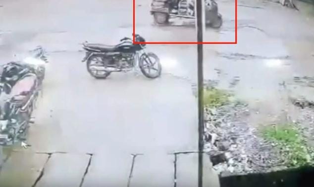 निर्माणाधीन सड़क पर गड्ढे में फंसकर पलटी स्कूली बच्चों से भरी ई-रिक्शा