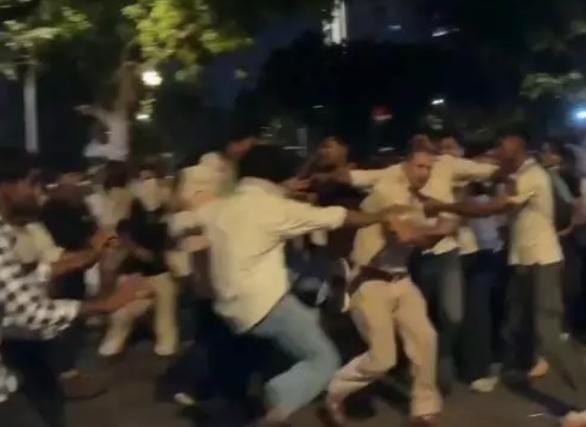 प्रदर्शन के दौरान पुलिसकर्मी से मारपीट का वीडियो वायरल, जांच में जुटी पुलिस