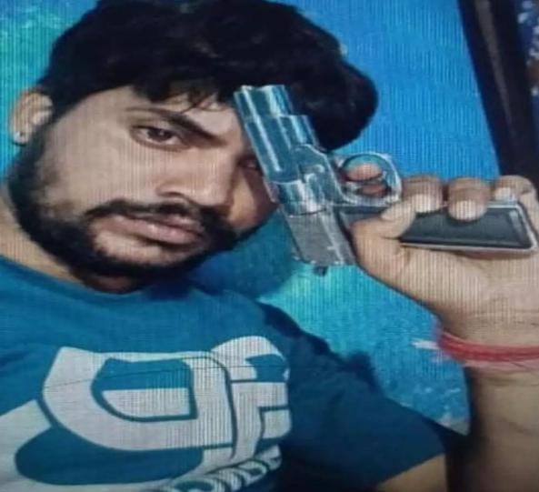 सोशल मीडिया पर लाइटर पिस्टल के साथ फोटो पोस्ट करना युवक को पड़ा भारी
