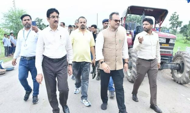 मुंगेली दौरे पर सख्त दिखे संभागायुक्त सुनील कुमार जैन