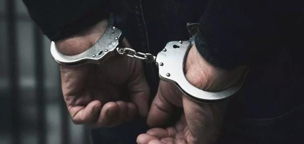 शेयर मार्केट में रकम दोगुनी करने का झांसा, 2 करोड़ से अधिक की ठगी करने वाले दंपती गिरफ्तार
