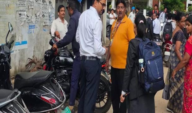 रायपुर में स्कूलों के बाहर ट्रैफिक पुलिस का सख्त अभियान, 6 दिन में 209 वाहनों पर कार्रवाई