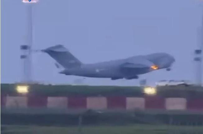 रायपुर एयरपोर्ट पर दिखा भारतीय वायुसेना का C-17 ग्लोबमास्टर, विशाल विमान को देखने उमड़ी लोगों की भीड़