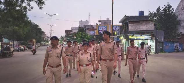 गुढ़ियारी में डीसीपी समेत वरिष्ठ अधिकारियों का फ्लैग मार्च, सुरक्षा व्यवस्था का लिया जायजा