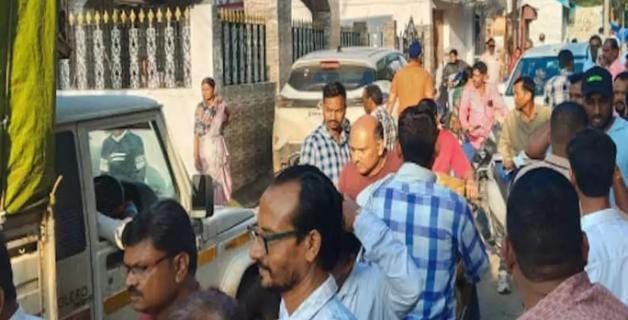 डोंगरगढ़ में फॉरेक्स ट्रेडिंग ठगी का हंगामा, 10 राज्यों से पहुंचे निवेशकों ने आरोपी के घर का किया घेराव