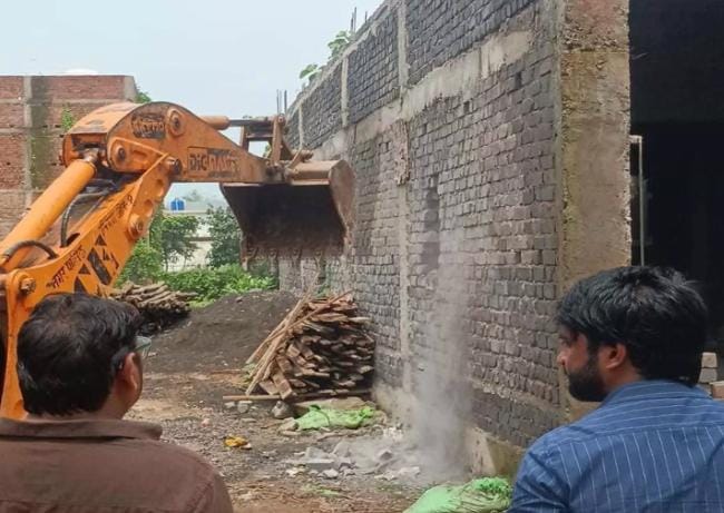 रायपुर में अवैध निर्माणों पर नगर निगम का बुलडोजर एक्शन