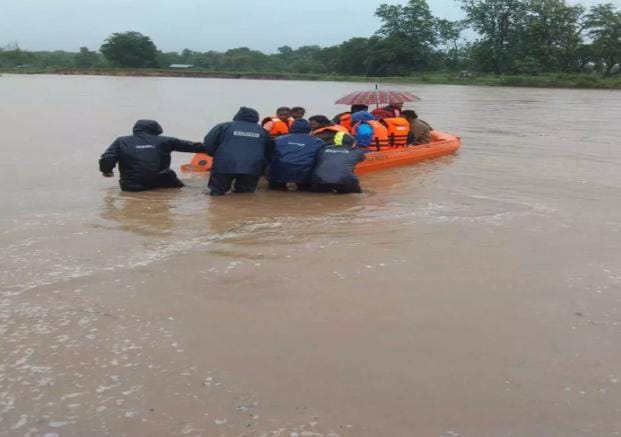 मूसलाधार बारिश के बीच देवदूत बनी नगरसेना, उफनते जलमार्ग से महिला और बच्ची को सुरक्षित निकाला