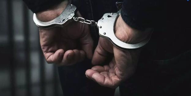 जमीन हड़पने के प्रयास में प्रॉपर्टी डीलर गिरफ्तार, हथियार दिखाकर धमकाने का आरोप