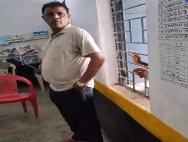 सरकारी स्कूल के हेडमास्टर पर छात्राओं के सामने अशोभनीय हरकत का आरोप, पुलिस ने लिया हिरासत में