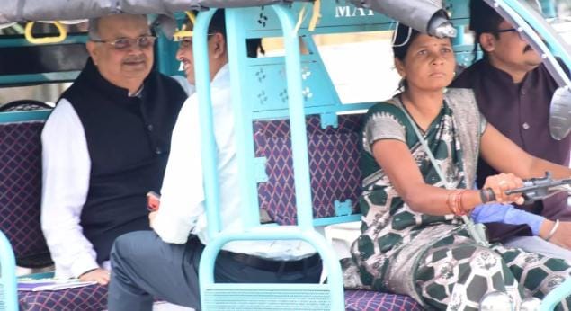 ई-रिक्शा में सफर कर स्पीकर हाउस पहुंचे विधानसभा अध्यक्ष डॉ. रमन सिंह