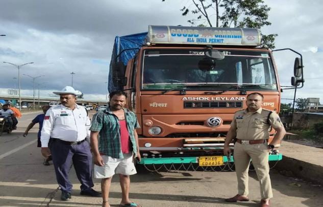 रायपुर में सर्विस रोड पर खड़े ट्रकों पर पुलिस की सख्ती