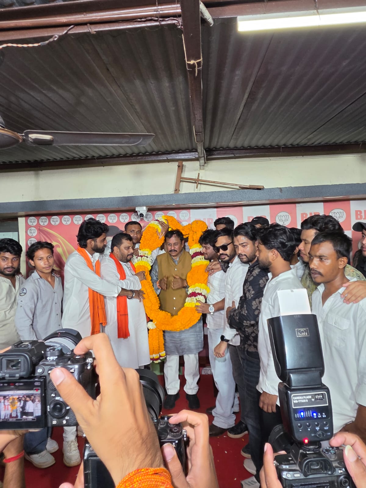 विदेश दौरे से लौटे सांसद विजय बघेल का रायपुर एयरपोर्ट पर भव्य स्वागत