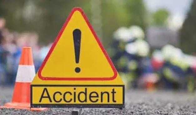 तेज रफ्तार कार ने मोपेड को मारी टक्कर, पिता और 5 वर्षीय बेटे की मौत